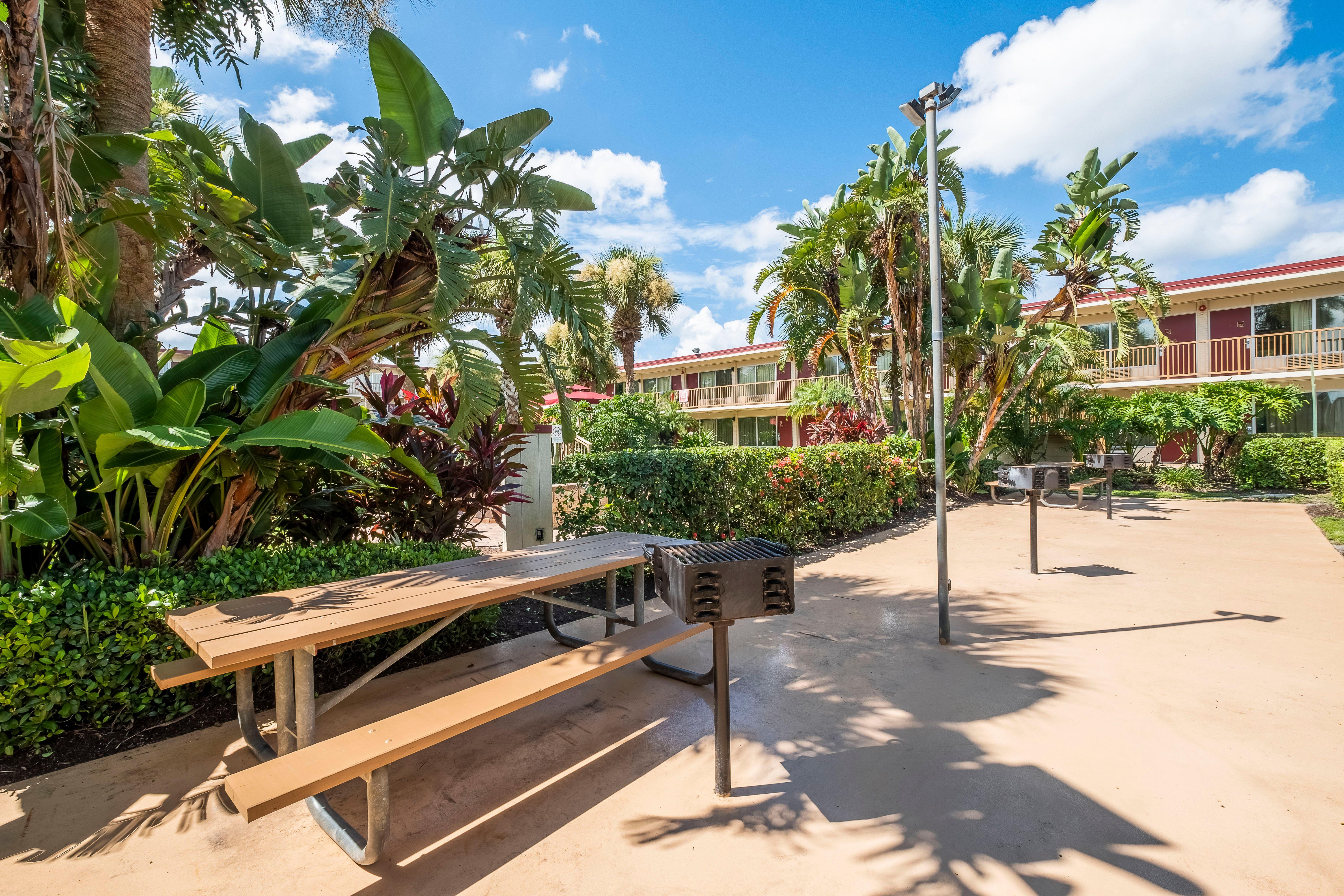 Red Roof Inn Plus+ & Suites Naples Downtown-5Th Ave S Экстерьер фото