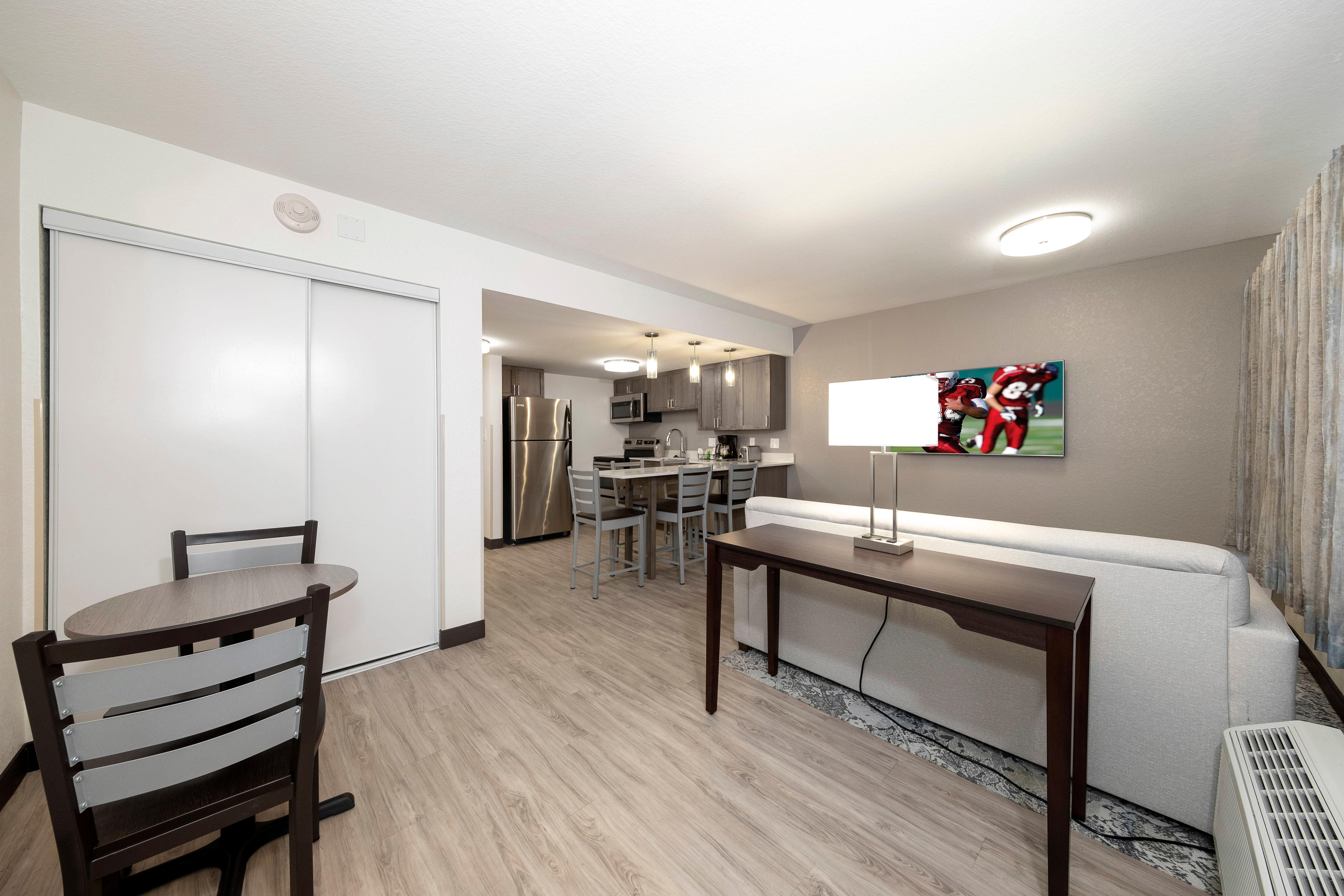 Red Roof Inn Plus+ & Suites Naples Downtown-5Th Ave S Экстерьер фото