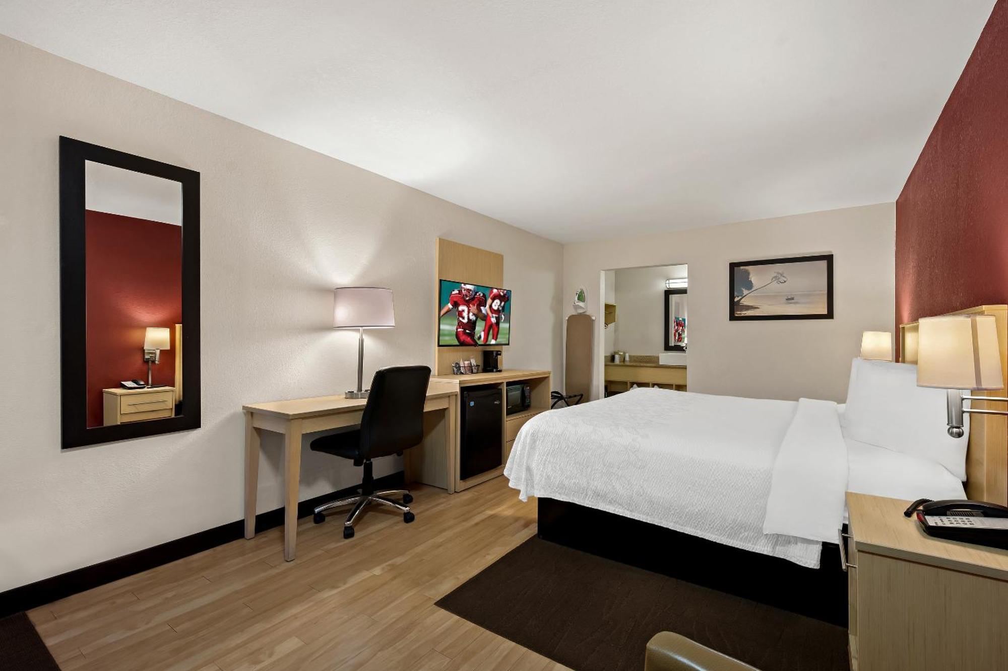 Red Roof Inn Plus+ & Suites Naples Downtown-5Th Ave S Экстерьер фото