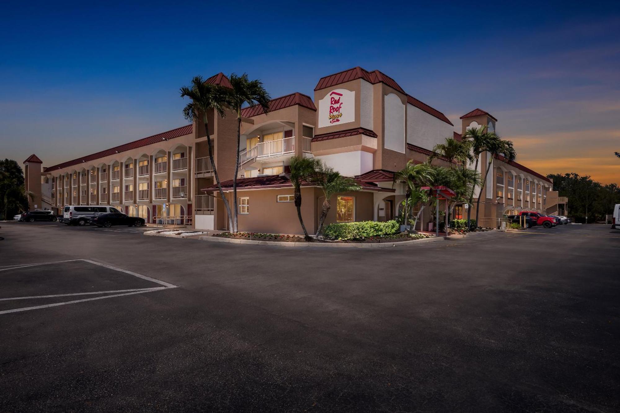 Red Roof Inn Plus+ & Suites Naples Downtown-5Th Ave S Экстерьер фото
