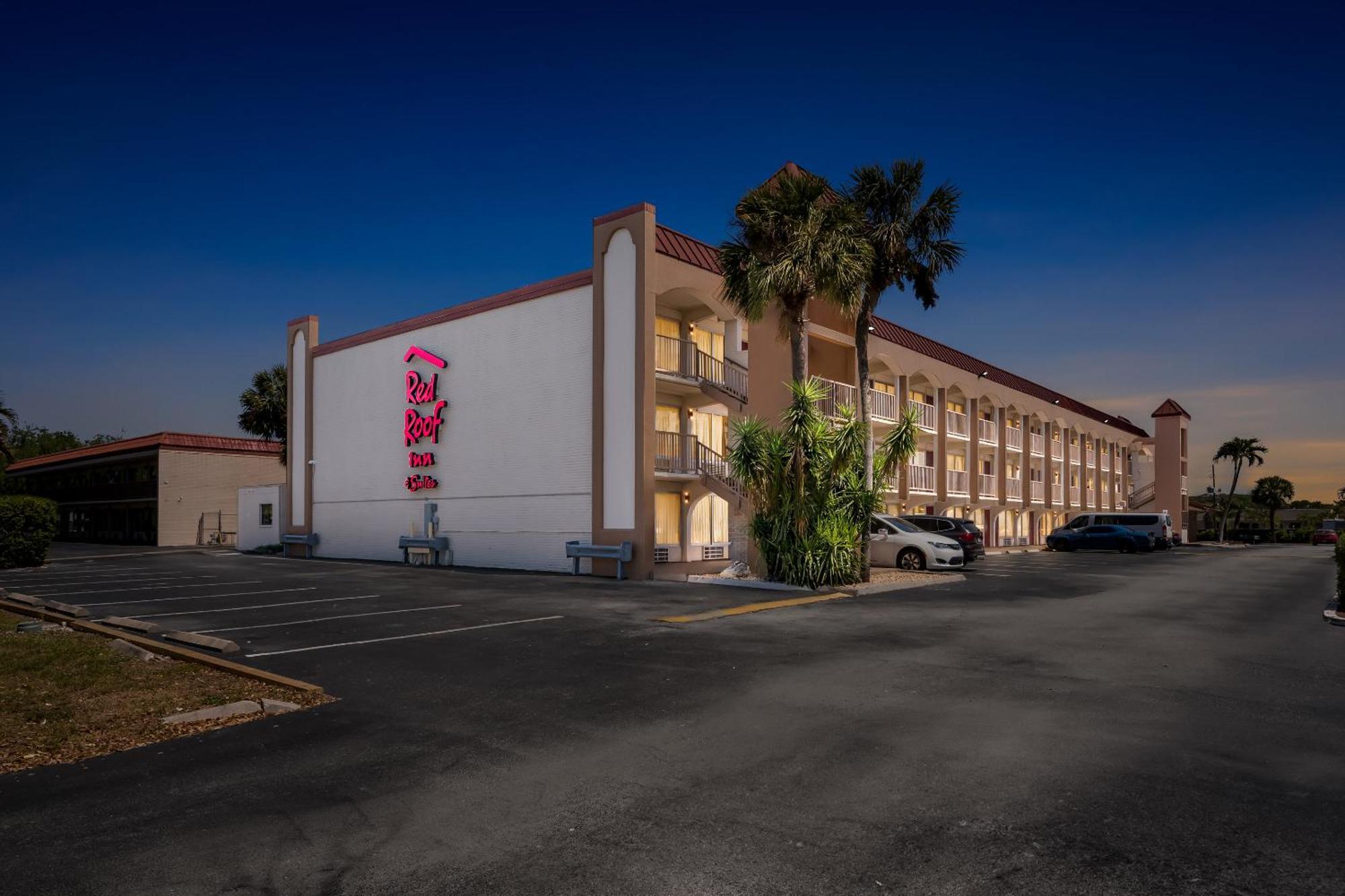 Red Roof Inn Plus+ & Suites Naples Downtown-5Th Ave S Экстерьер фото