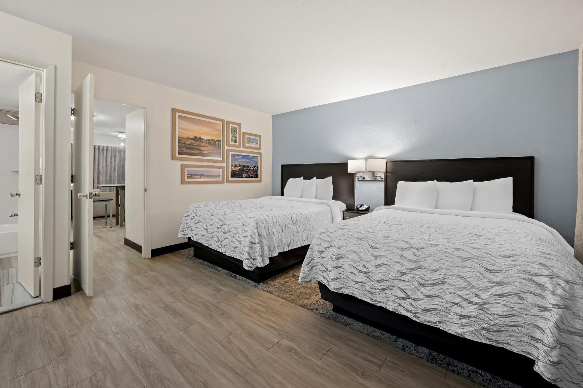 Red Roof Inn Plus+ & Suites Naples Downtown-5Th Ave S Экстерьер фото