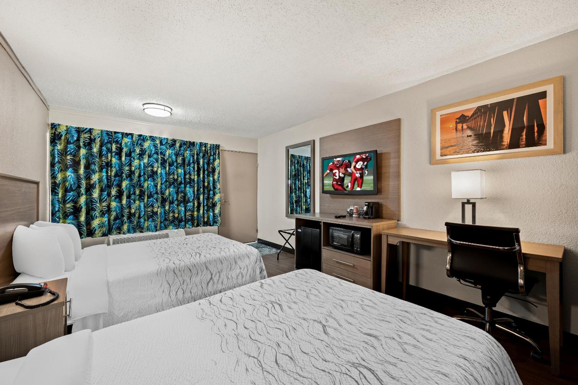 Red Roof Inn Plus+ & Suites Naples Downtown-5Th Ave S Экстерьер фото