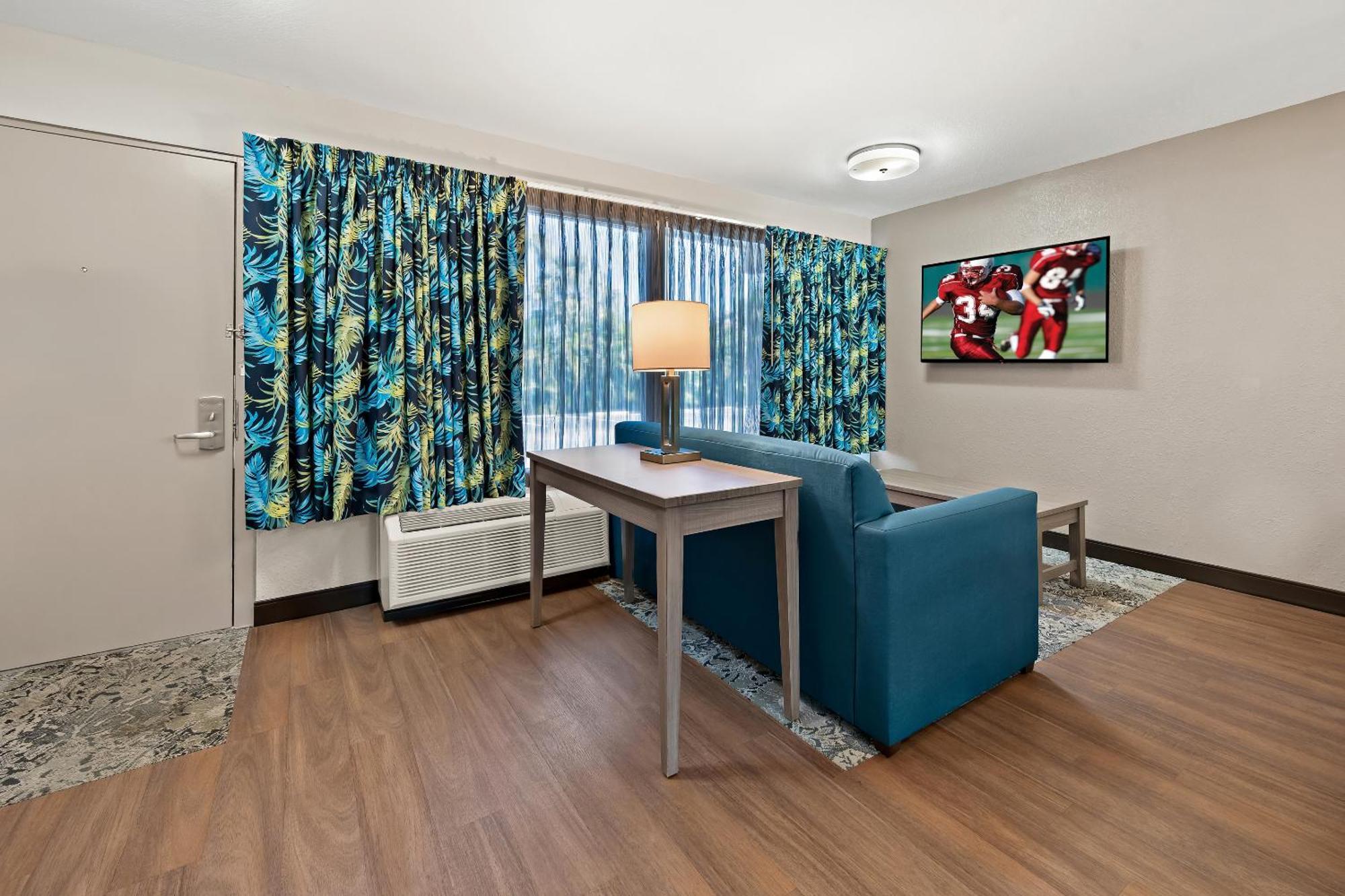 Red Roof Inn Plus+ & Suites Naples Downtown-5Th Ave S Экстерьер фото