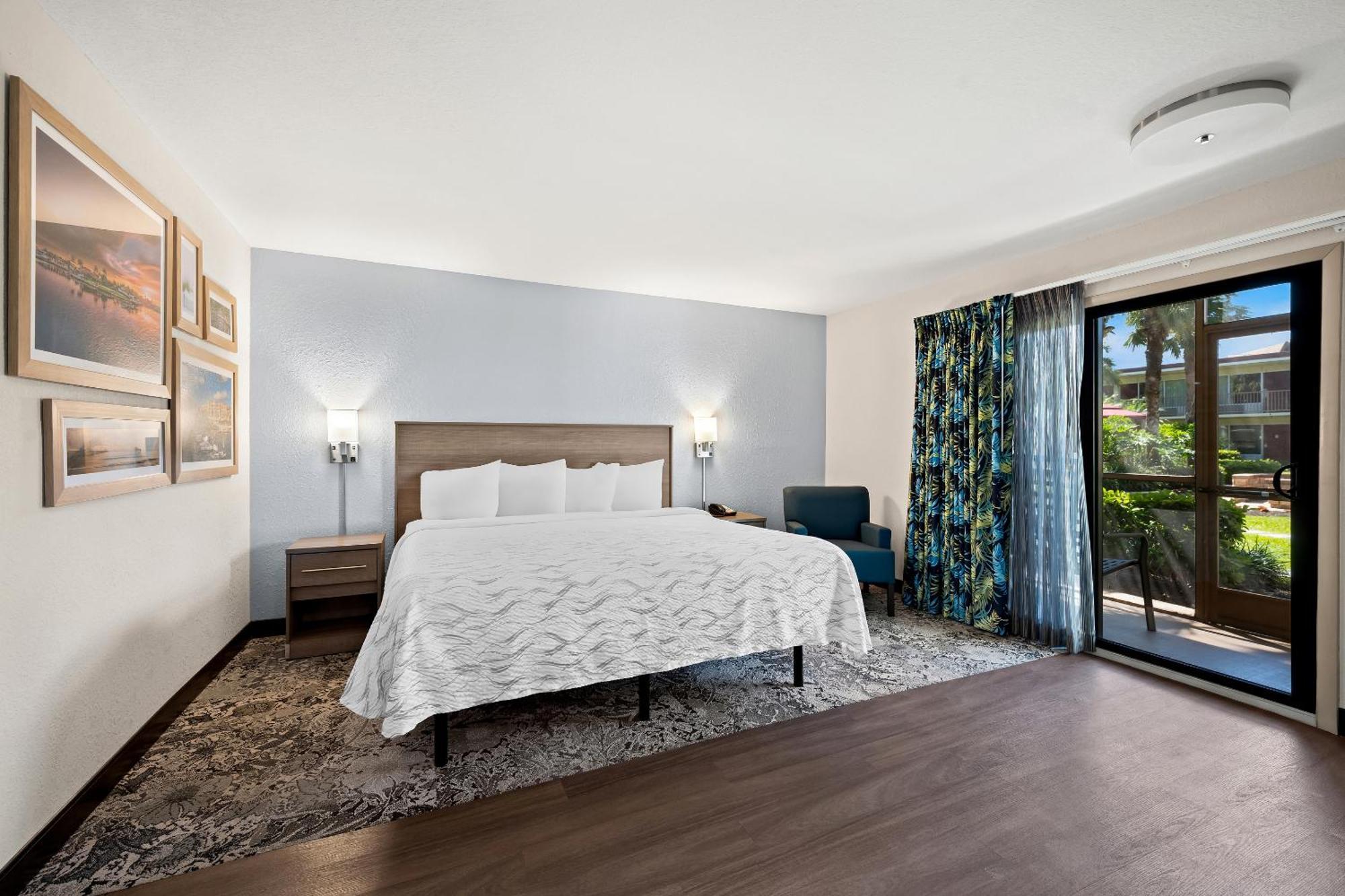 Red Roof Inn Plus+ & Suites Naples Downtown-5Th Ave S Экстерьер фото