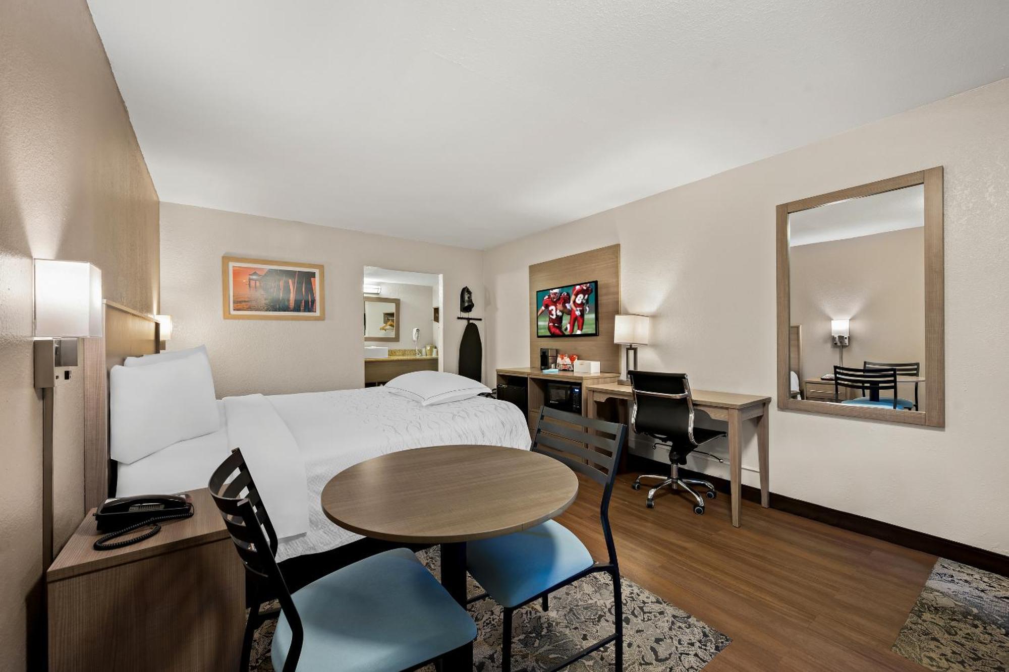 Red Roof Inn Plus+ & Suites Naples Downtown-5Th Ave S Экстерьер фото