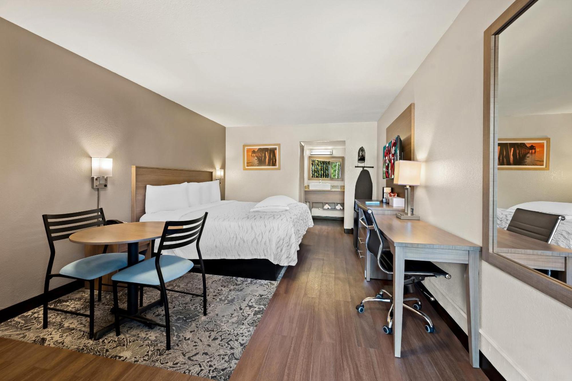 Red Roof Inn Plus+ & Suites Naples Downtown-5Th Ave S Экстерьер фото