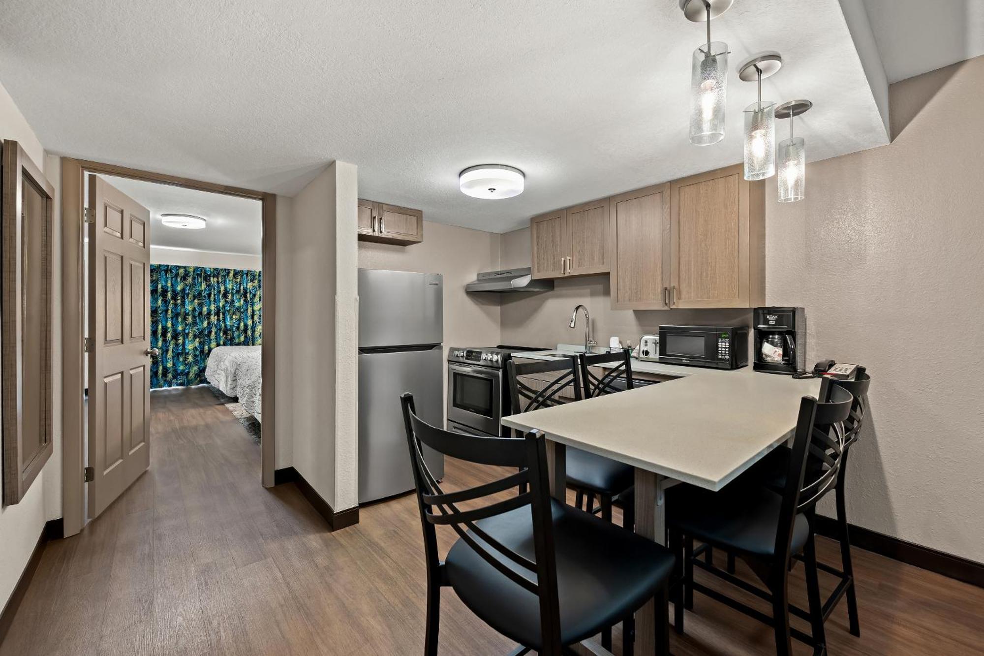 Red Roof Inn Plus+ & Suites Naples Downtown-5Th Ave S Экстерьер фото