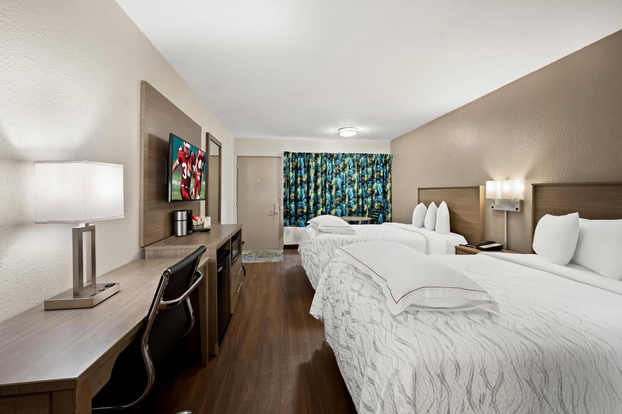 Red Roof Inn Plus+ & Suites Naples Downtown-5Th Ave S Экстерьер фото