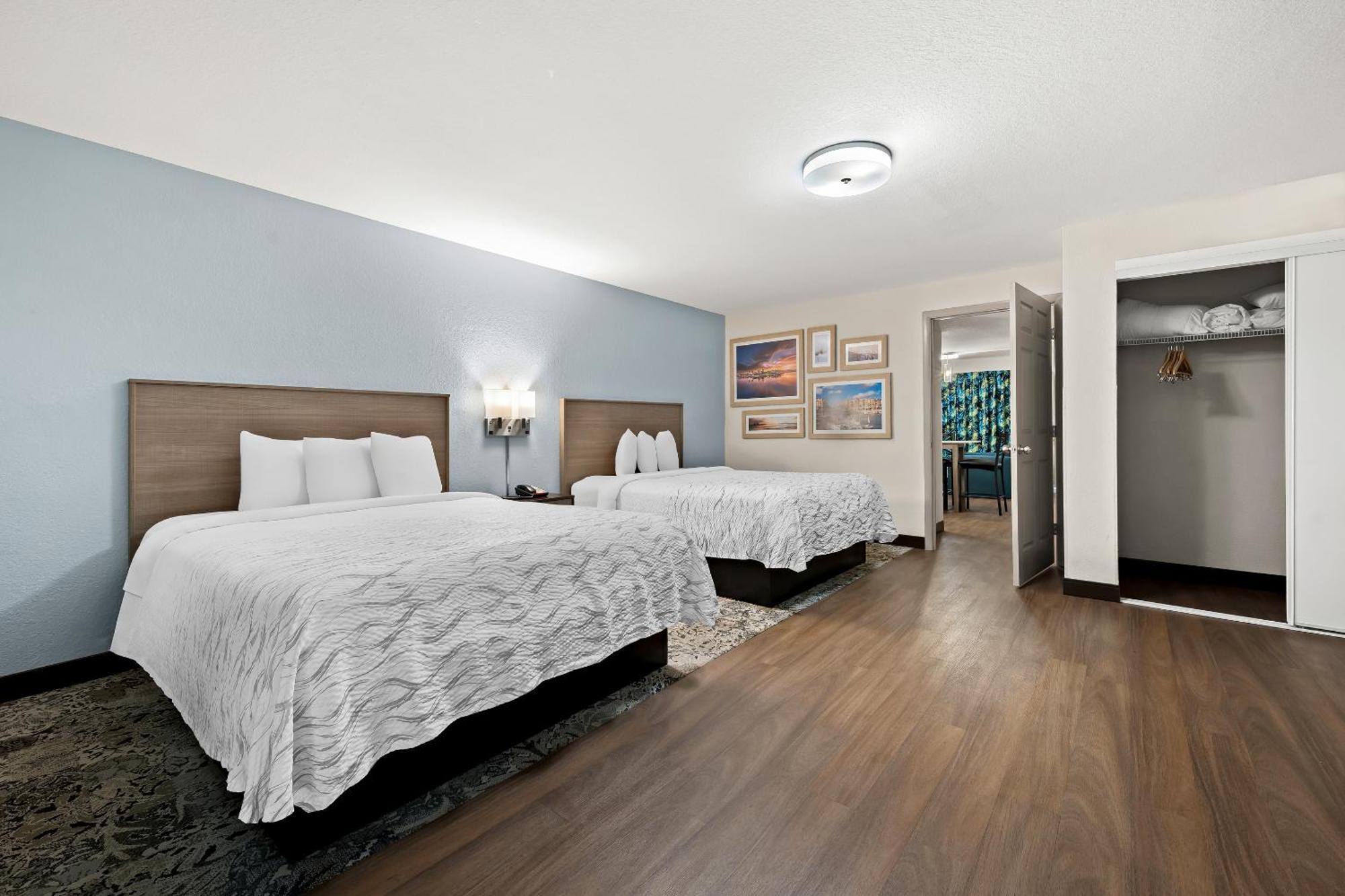Red Roof Inn Plus+ & Suites Naples Downtown-5Th Ave S Экстерьер фото